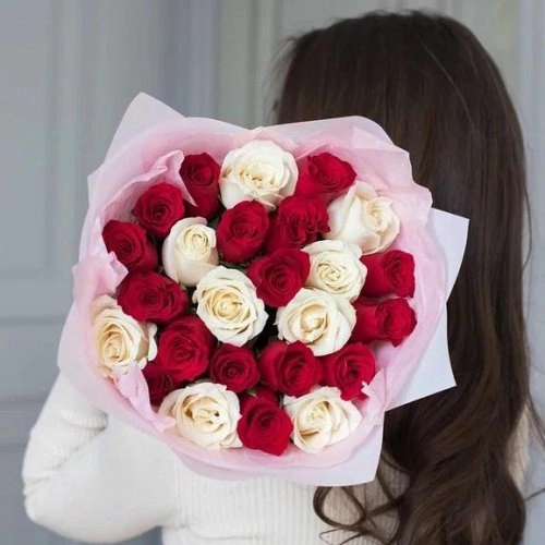 Букет из 25 красных и белых роз (Кения) 40см