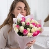 Букет из 25 белых и розовых роз (Кения) 40 см в Тюмени