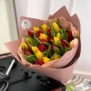 Букет из 25 красных и желтых тюльпанов