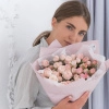 Букет из 17 кремовых кустовых пионовидных роз в Тюмени