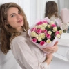 Букет из 25 белых и розовых роз (Кения) 40 см в Тюмени