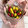 Букет из 15 красных и желтых тюльпанов