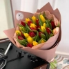 Букет из 25 красных и желтых тюльпанов в Тюмени