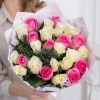 Букет из 25 белых и розовых роз (Кения) 40 см