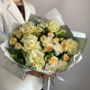 Авторский букет с вывернутой розой и кустовой пионовидной розой в Тюмени