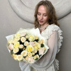 Авторский букет из кремовой кустовой розы и розы сорта Кендилайт в Тюмени