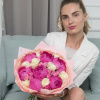 Авторский букет с малиновыми пионами и кустовыми розами в Тюмени
